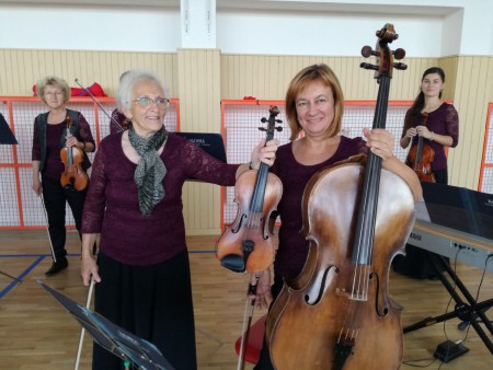 Husle a violončelo na výchovnom koncerte